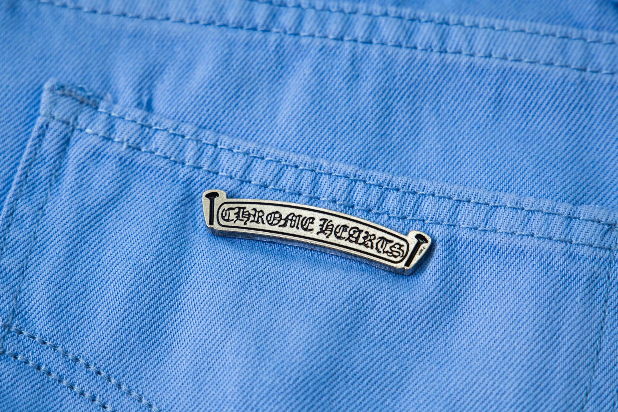 P270 CHROME HEARTS 25ss dopamine light blue cross patch leather washed jeans - Full of exploring the ultimate in fashion, Chrome Hearts' new Chrome Hearts pants not only present a unique style, the fresh ice blue color looks particularly youthful and energetic. The mid-high waist design is paired with a lazy and casual style, which not only shows long legs but also maintains a casual feel. It is a must-have fashion choice for trendy men and trendy women. Style number: 1752# Color: Dopamine light blue Size: 28 30 32 34